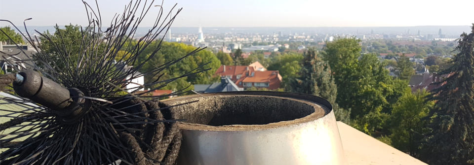 Schornsteinfeger für Dresden, Freital und Pirna - Schornsteinkehrung in Dresden Plauen mit Blick auf das Heizkraftwerk Dresden-Mitte